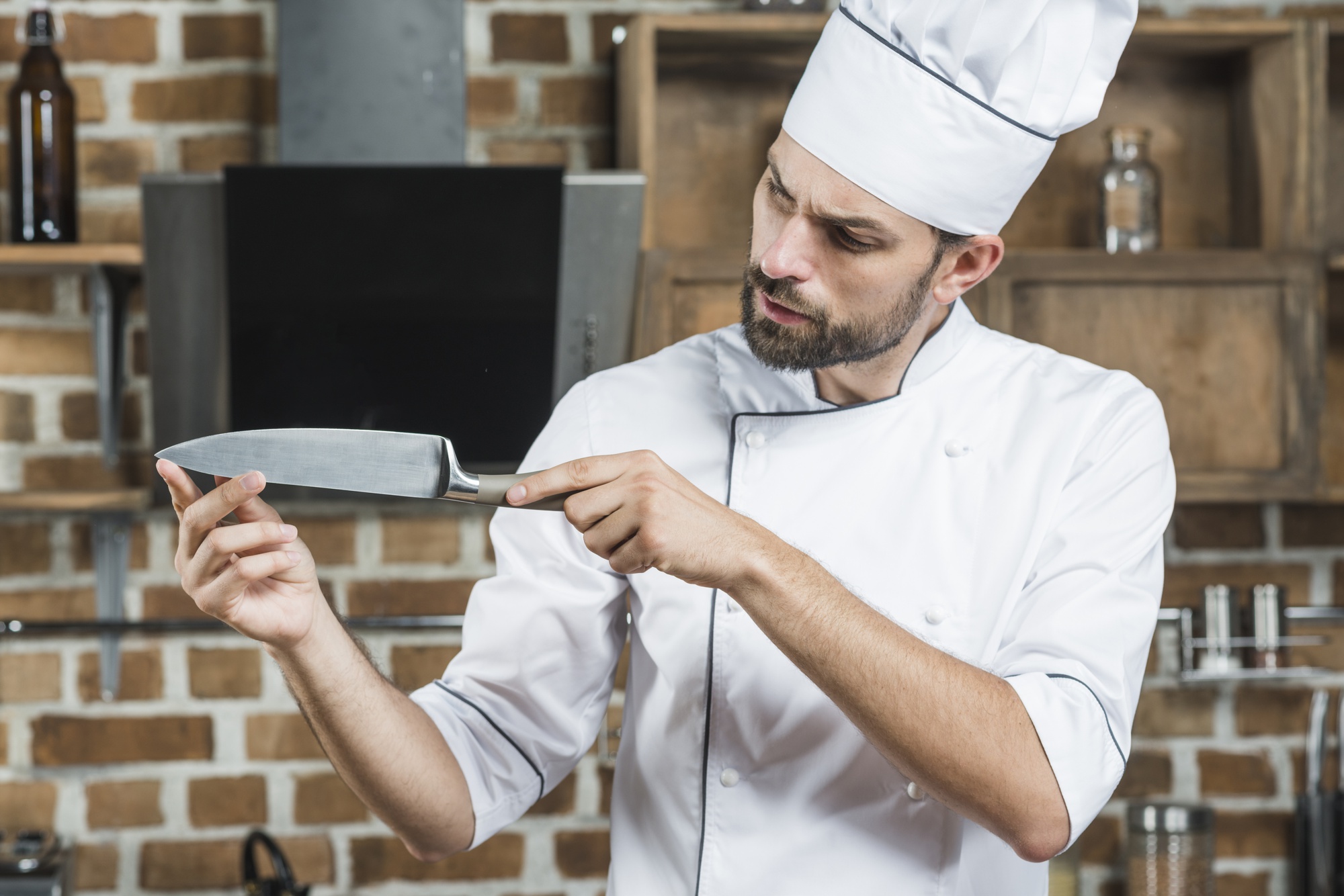 Chef che mostra una tecnica precisa di taglio